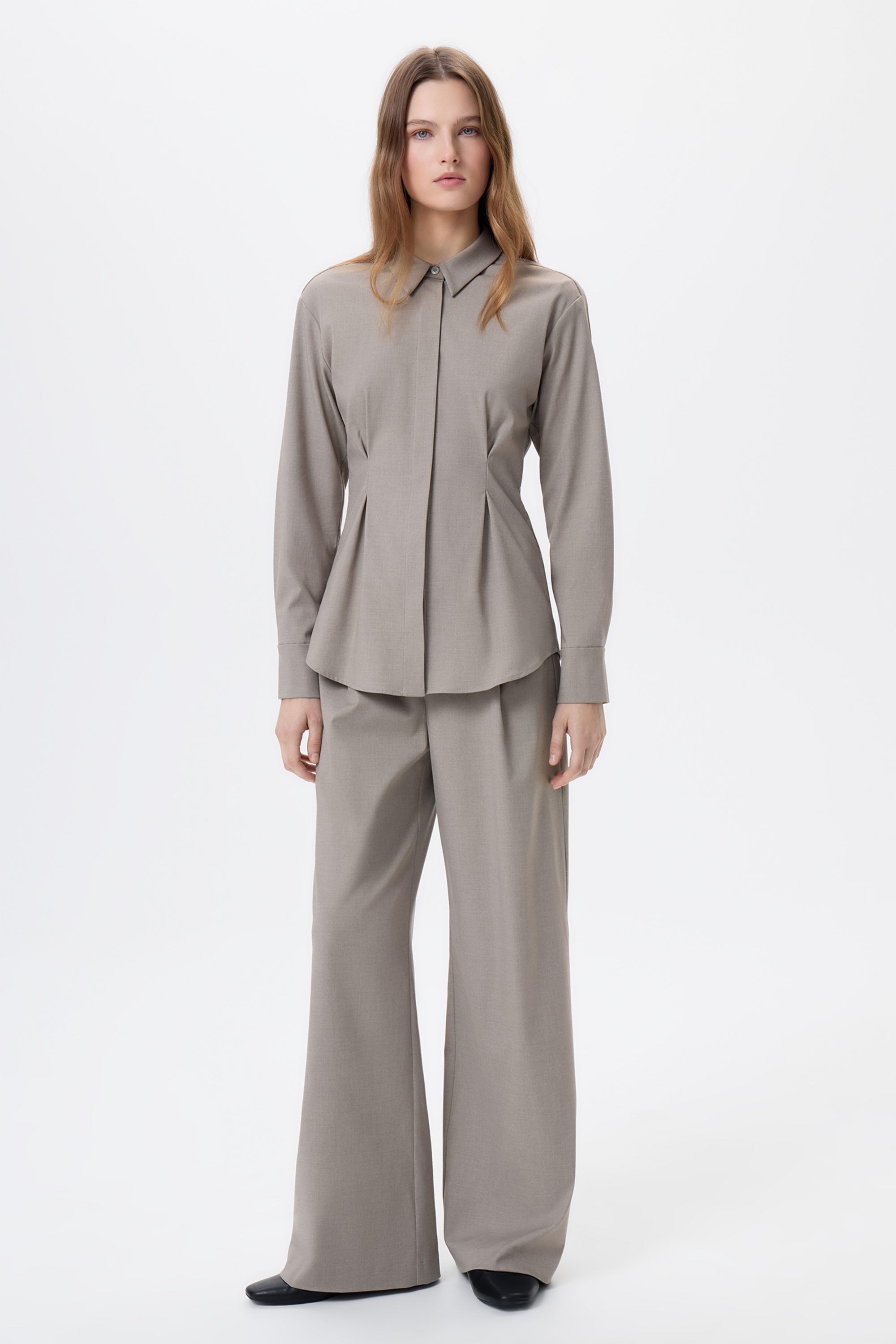 Рубашка бежевая с защипами