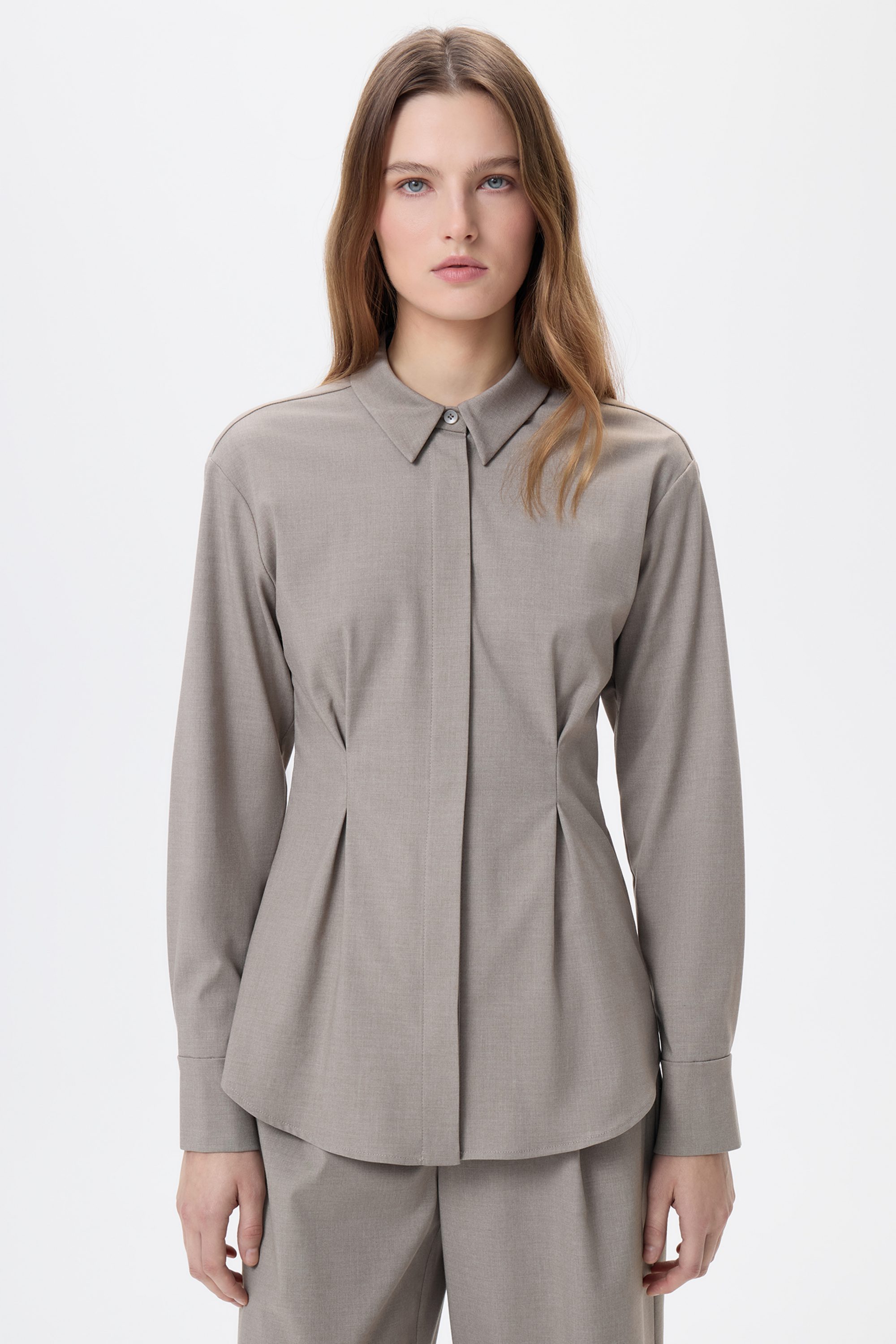 Рубашка бежевая с защипами