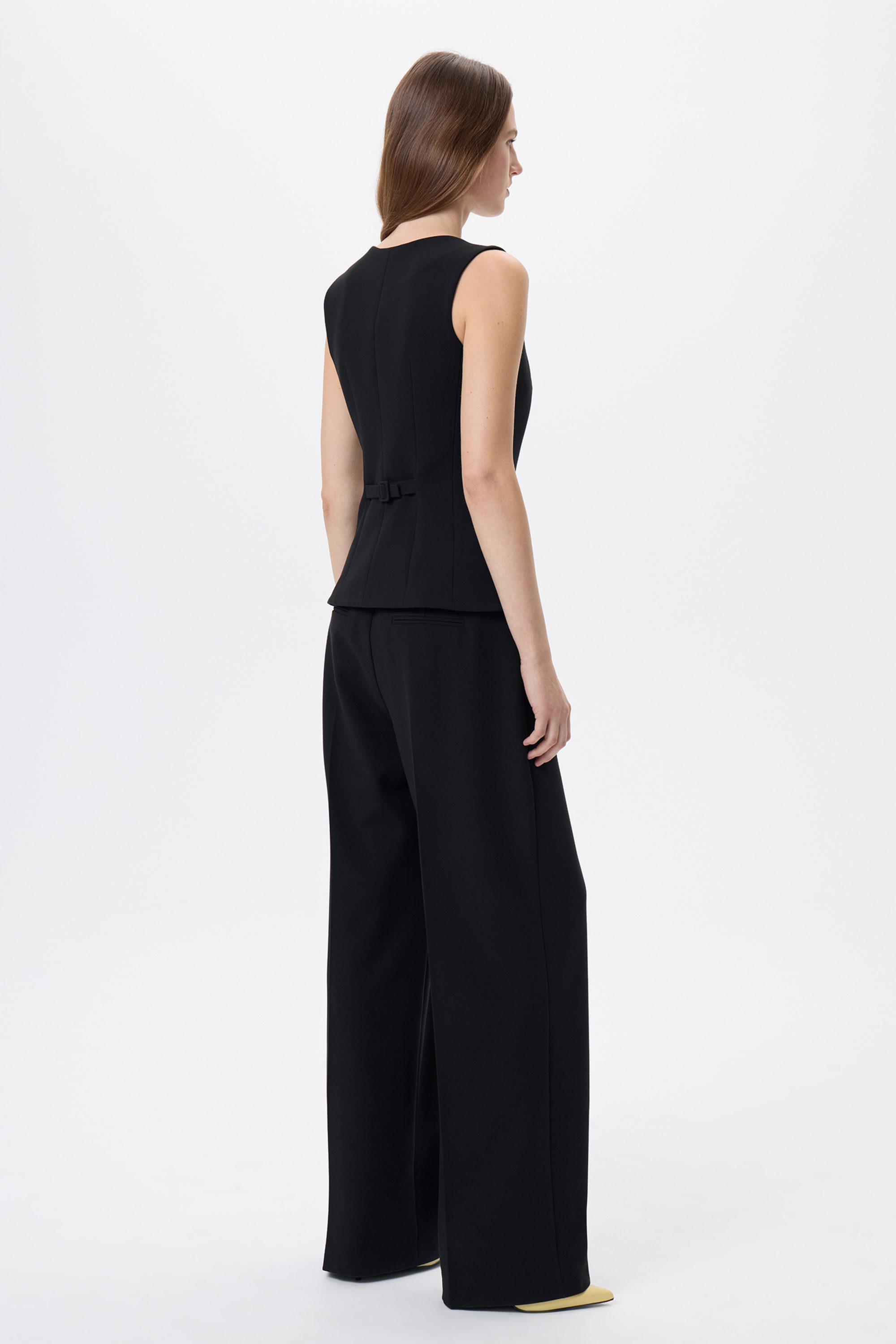 Жилет приталенный черный