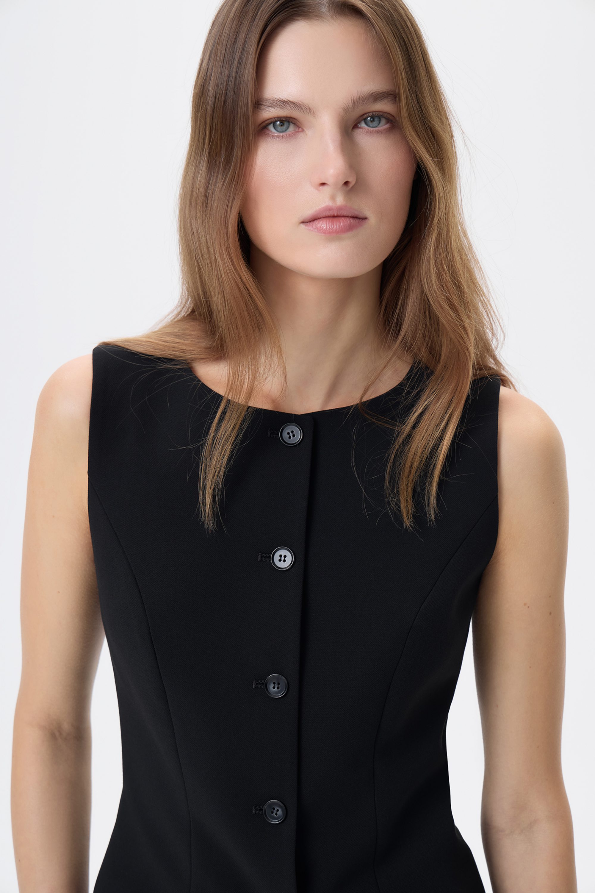 Жилет приталенный черный