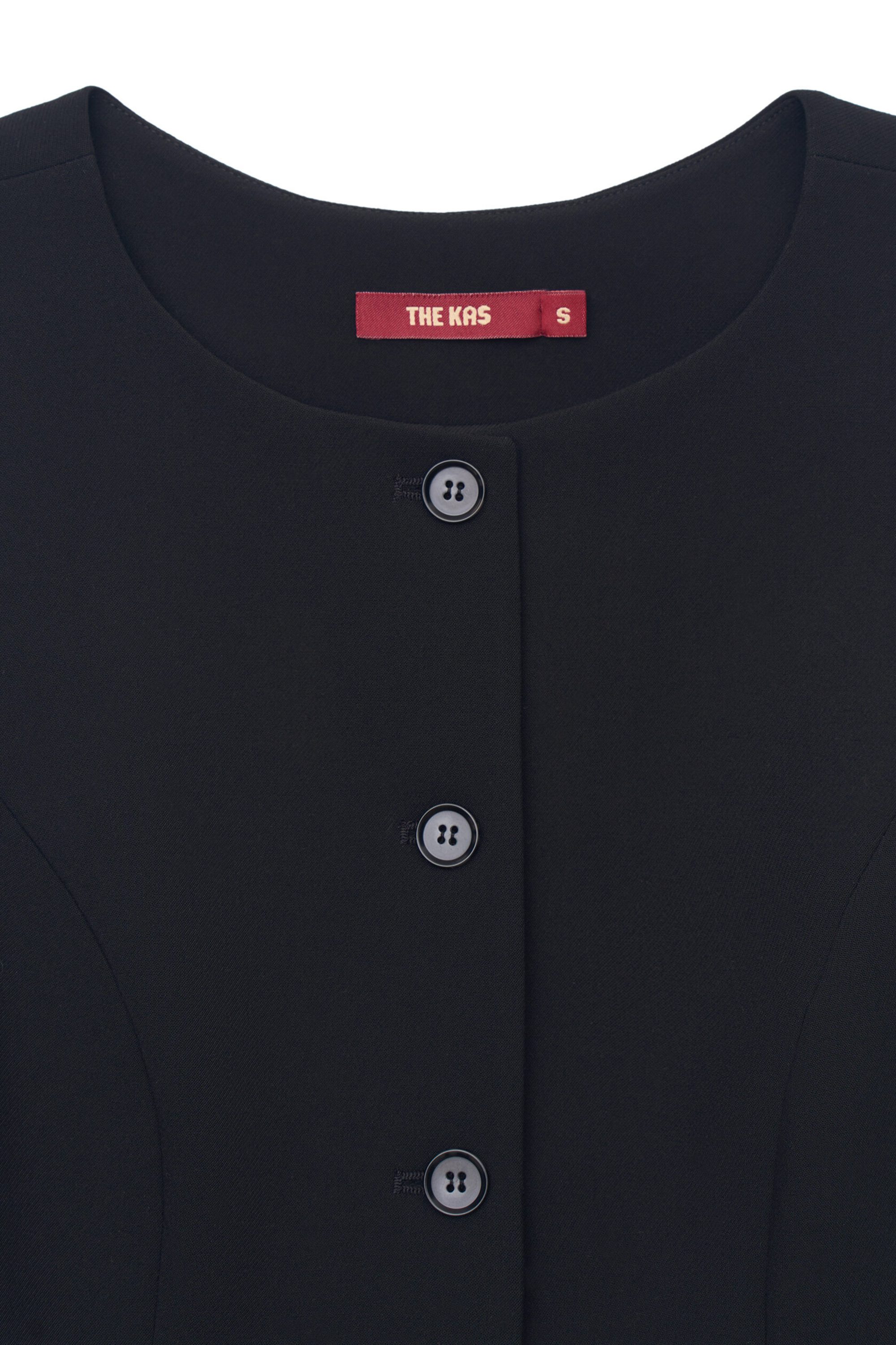 Жилет приталенный черный