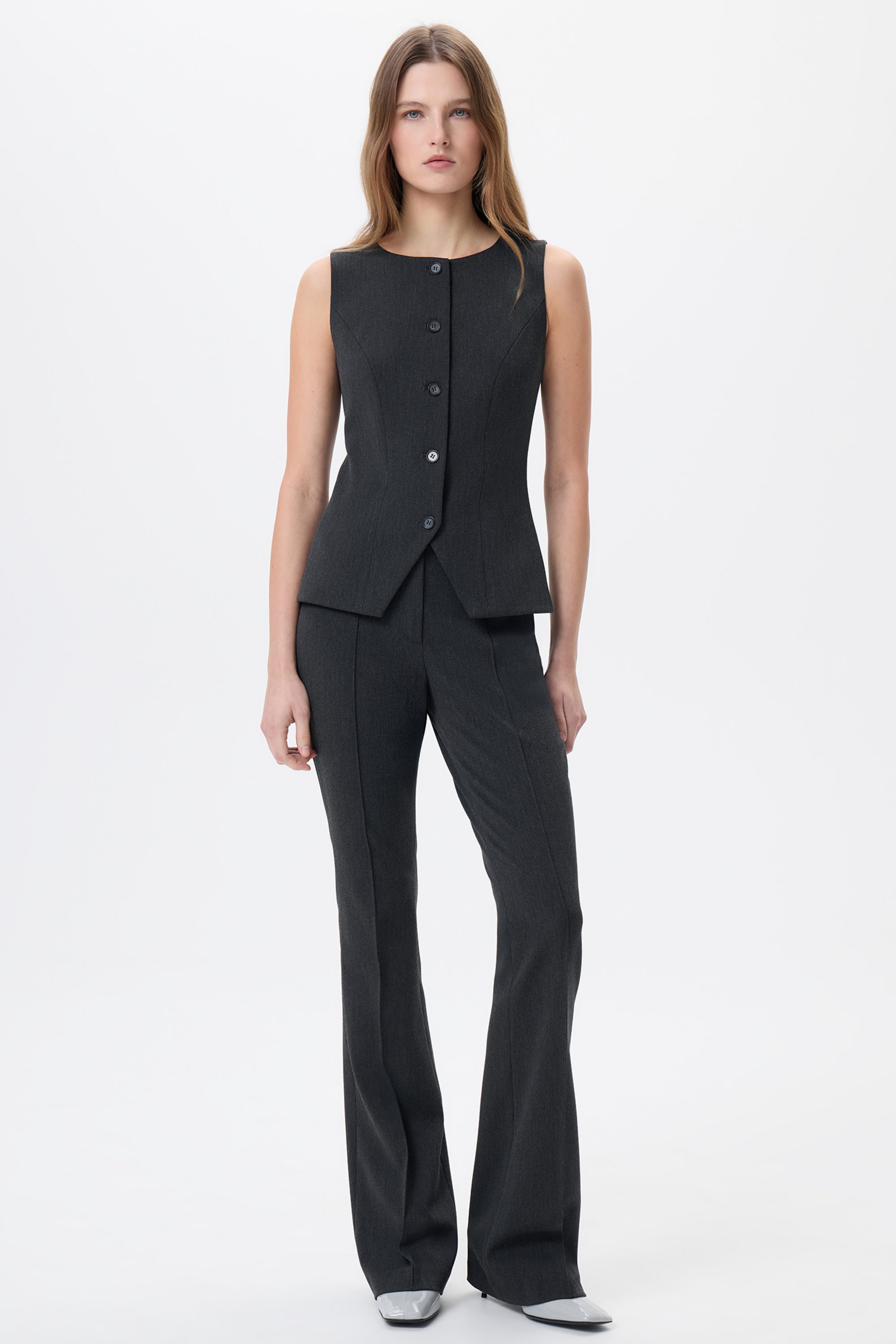 Жилет приталенный серый