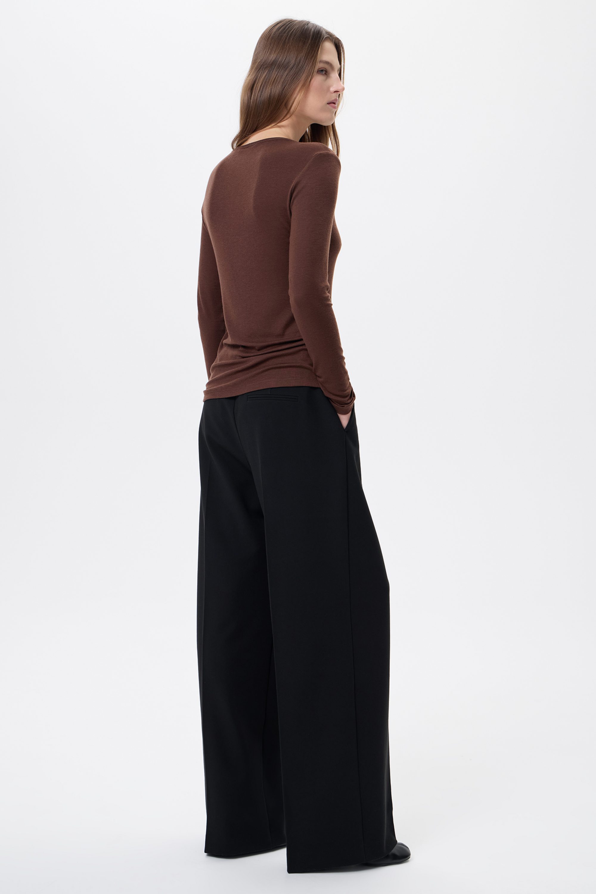 Лонгслив шоколадный из тонкого трикотажа с добавлением шерсти