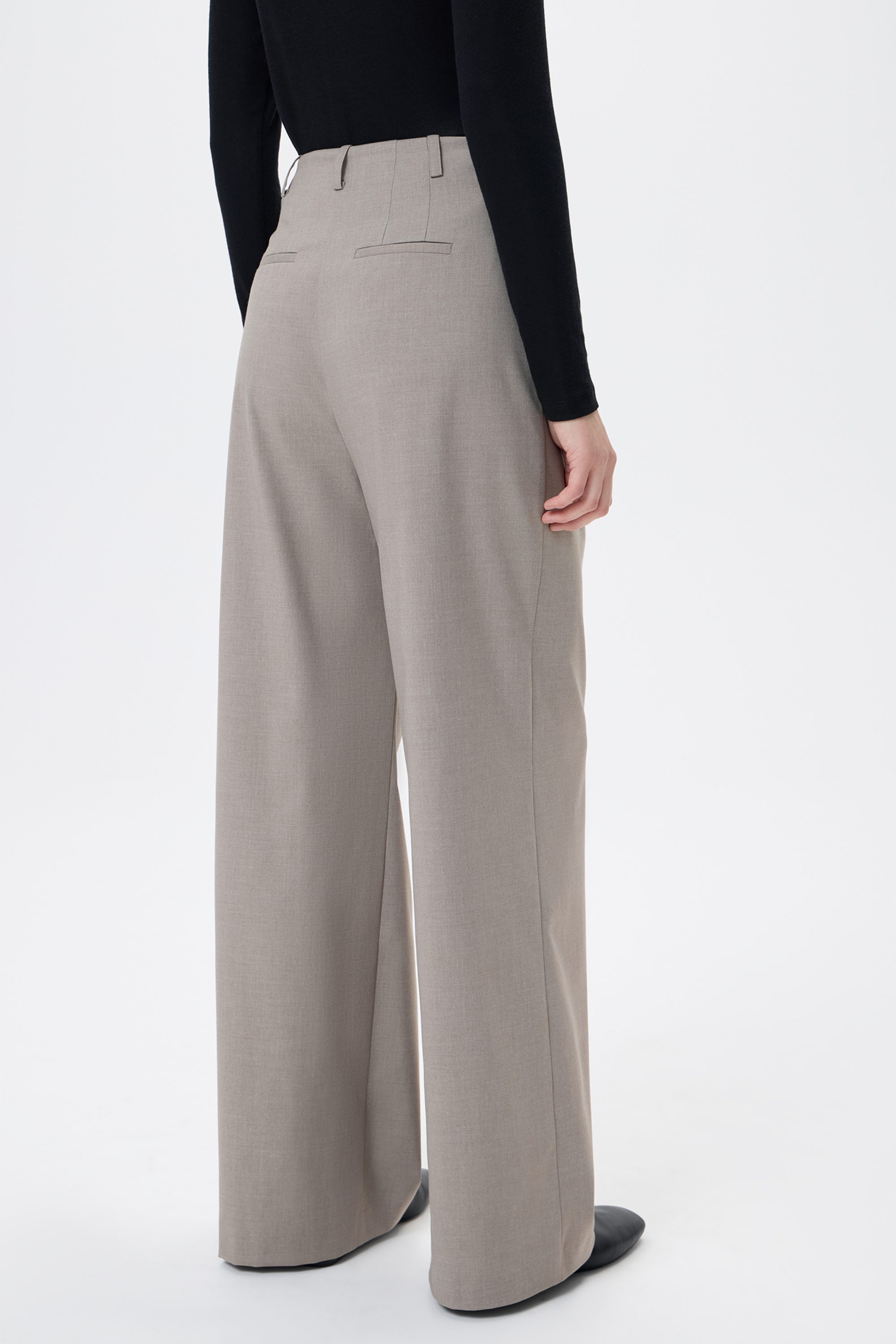 Брюки бежевые с защипами свободного силуэта