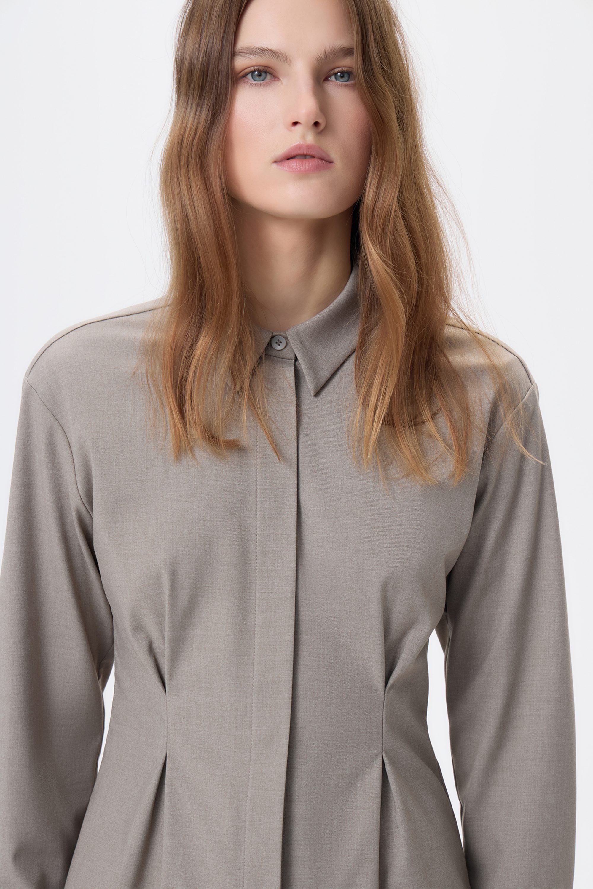 Рубашка бежевая с защипами