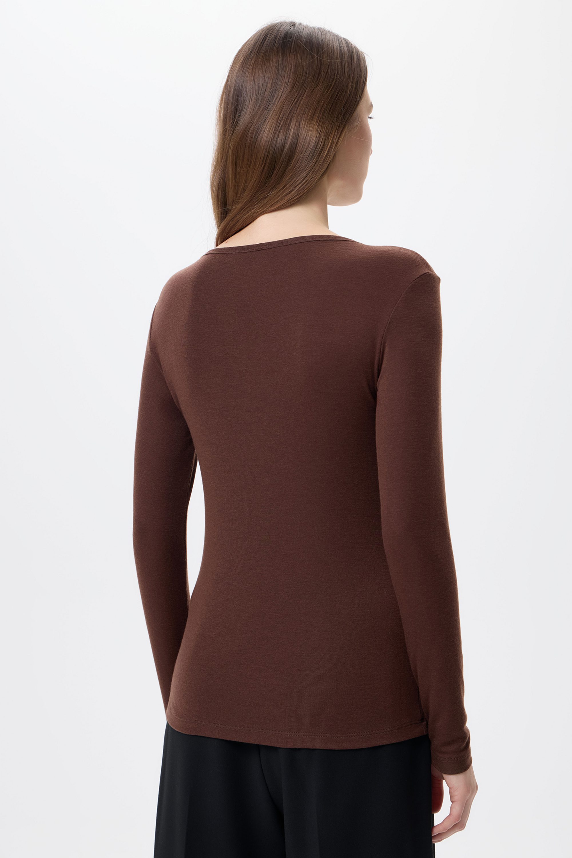 Лонгслив шоколадный из тонкого трикотажа с добавлением шерсти