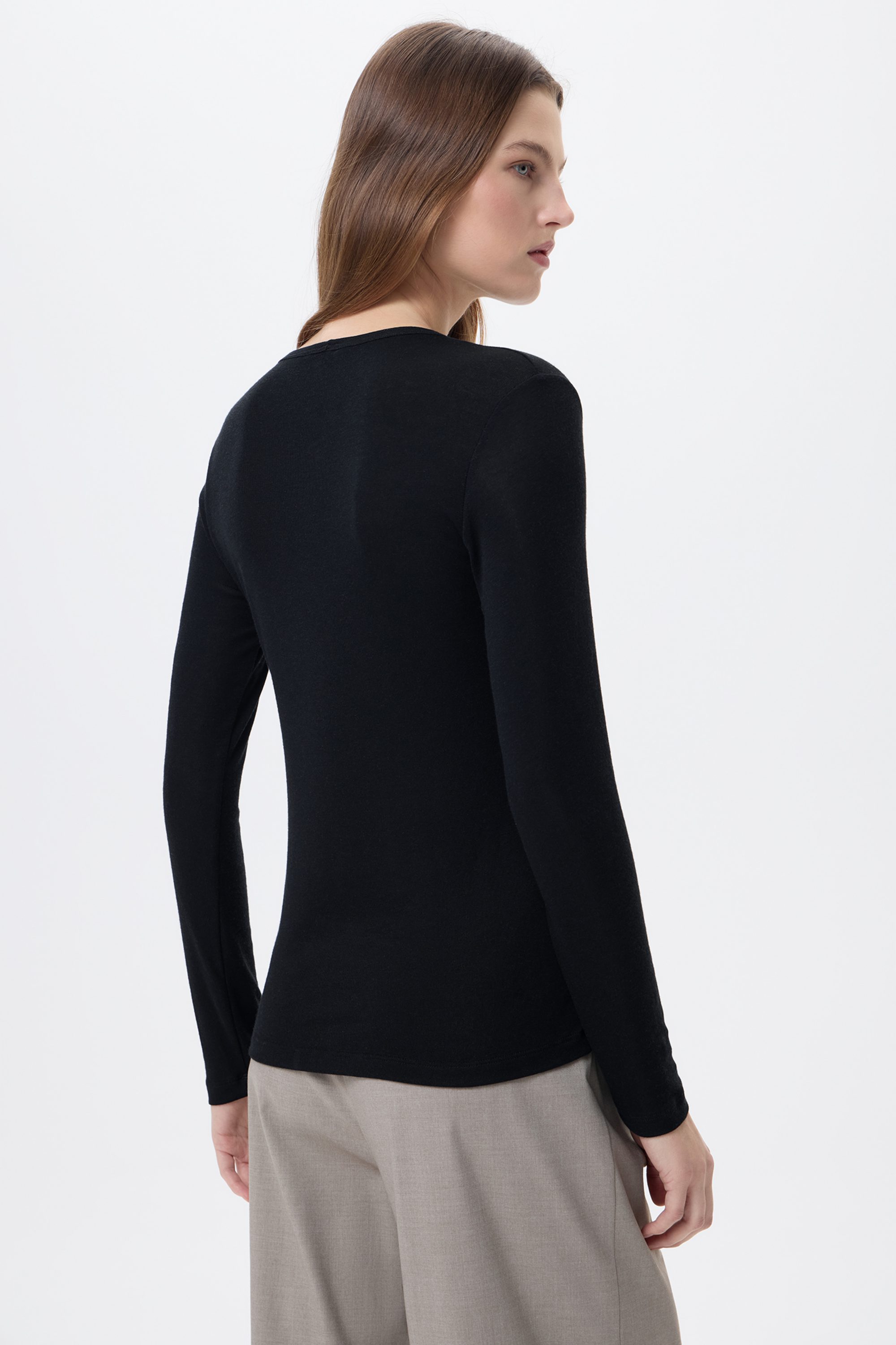 Лонгслив черный из тонкого трикотажа с добавлением шерсти