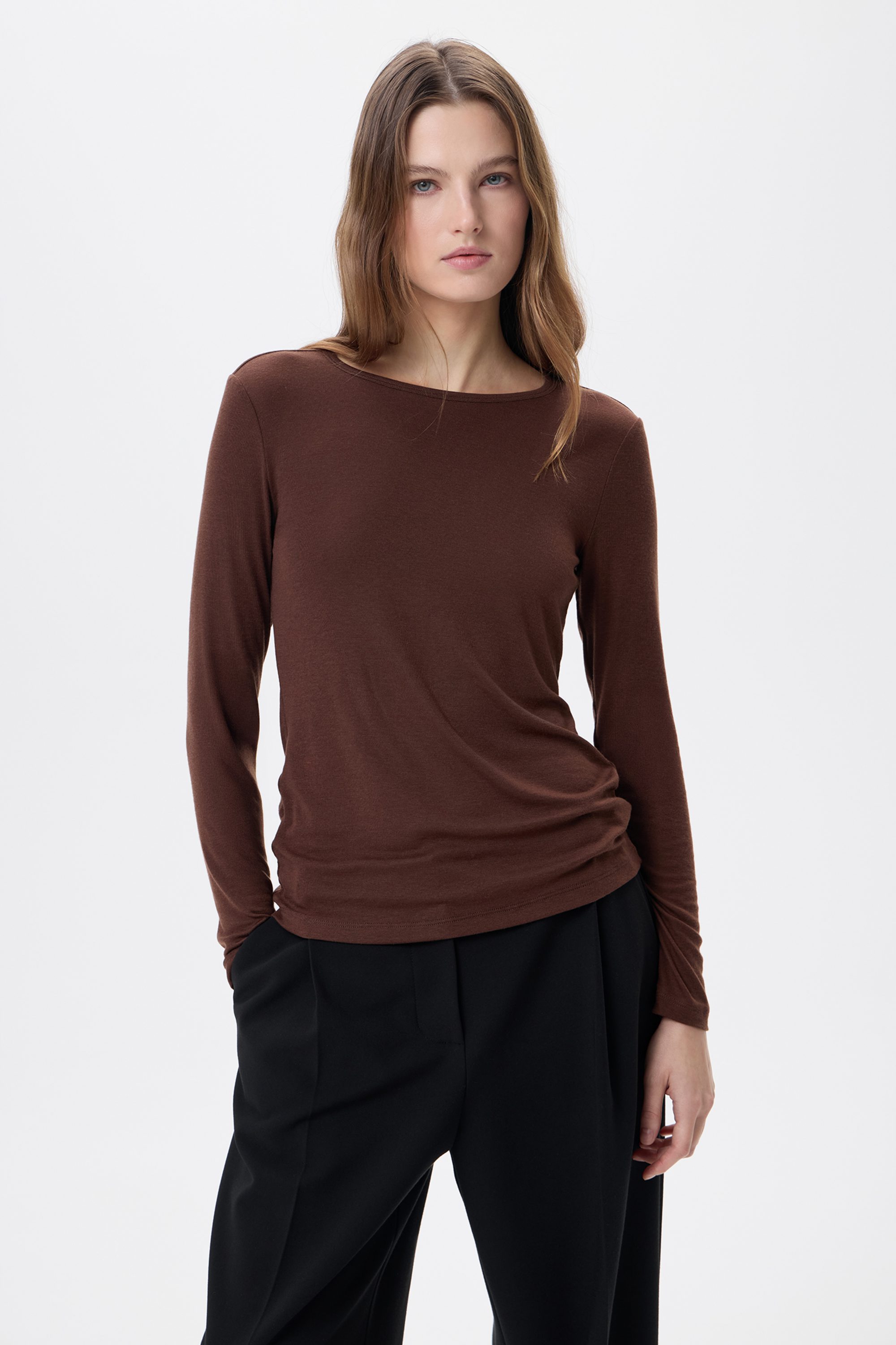 Лонгслив шоколадный из тонкого трикотажа с добавлением шерсти