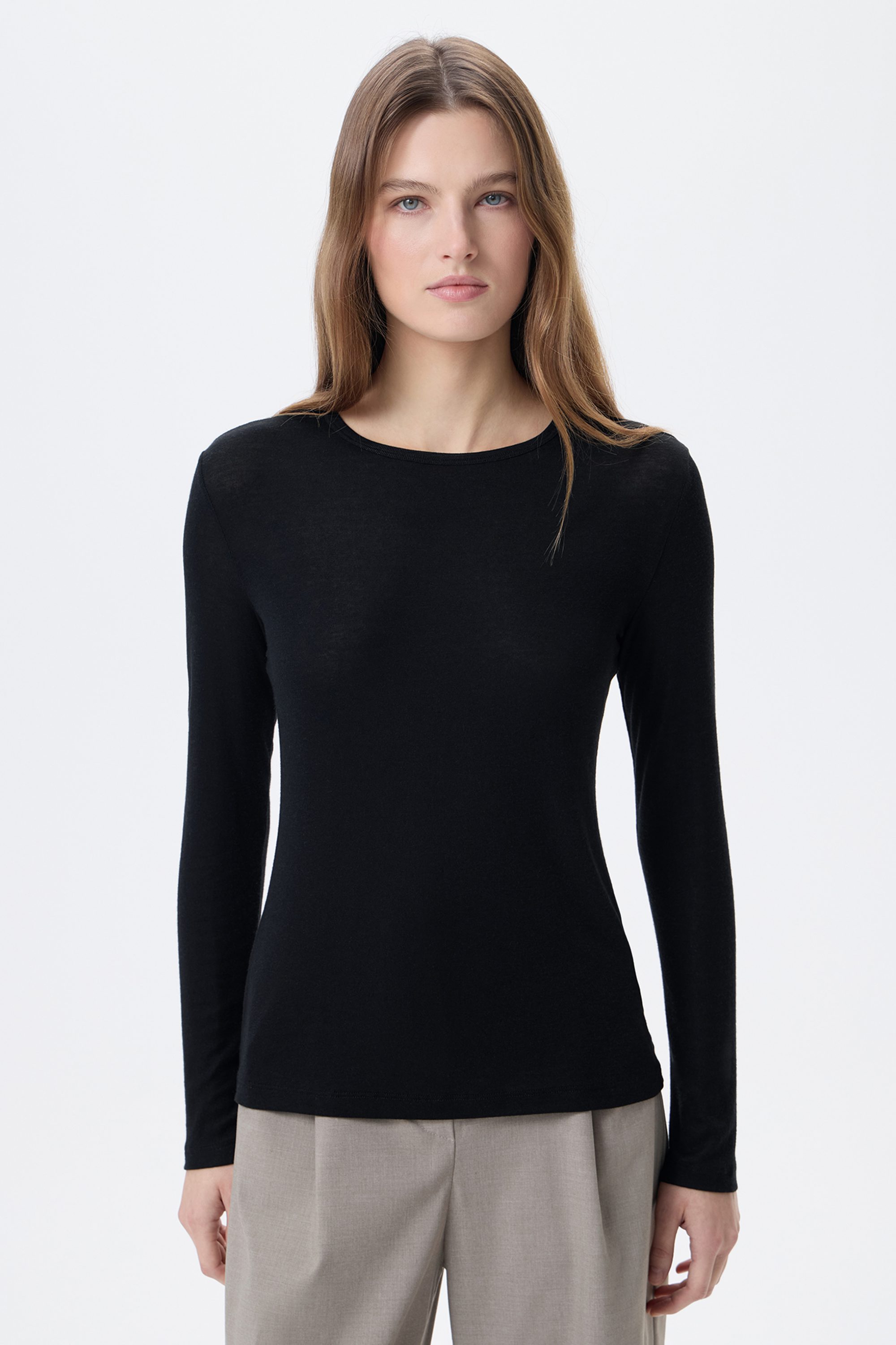 Лонгслив черный из тонкого трикотажа с добавлением шерсти