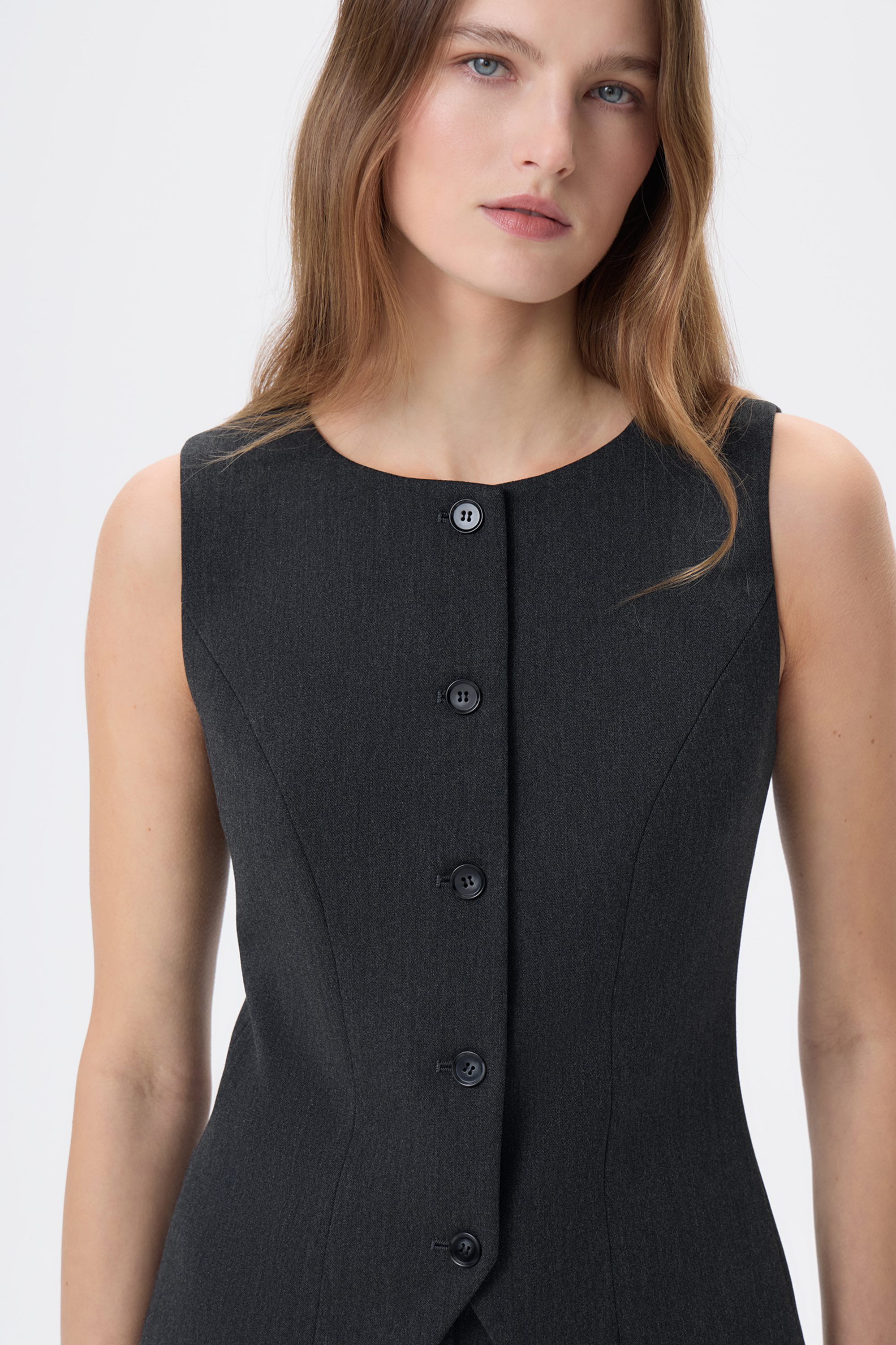 Жилет приталенный серый