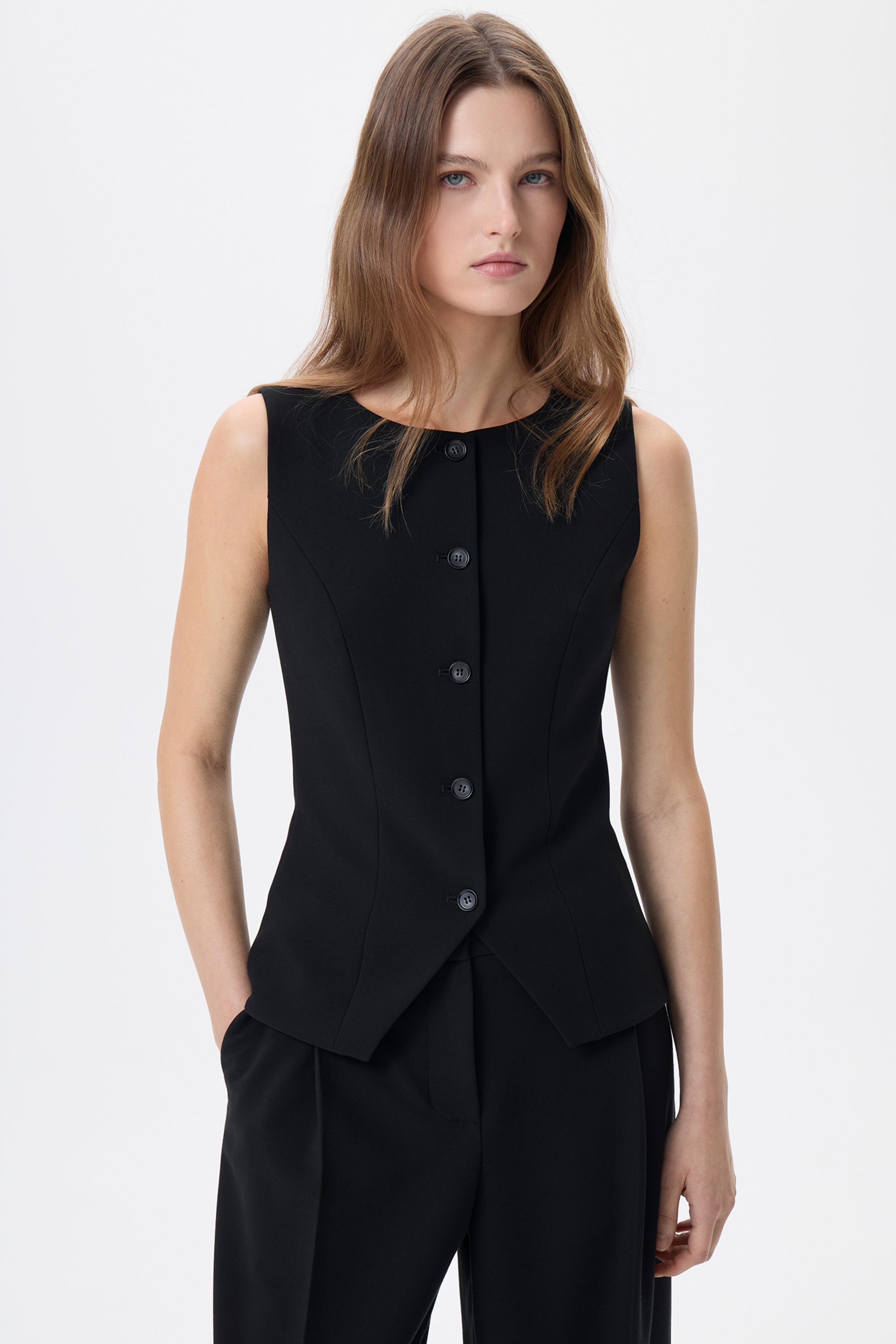 Жилет приталенный черный