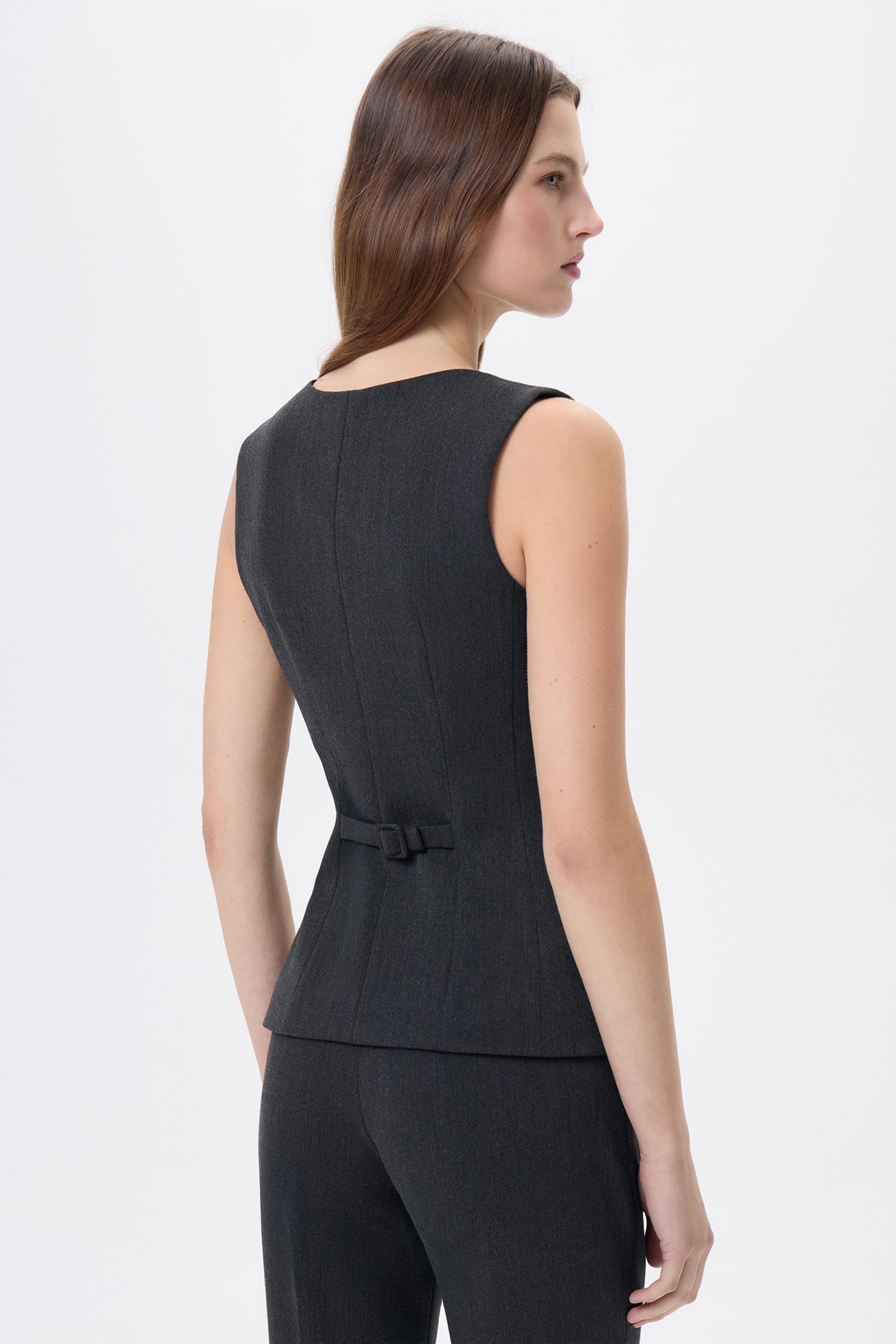 Жилет приталенный серый