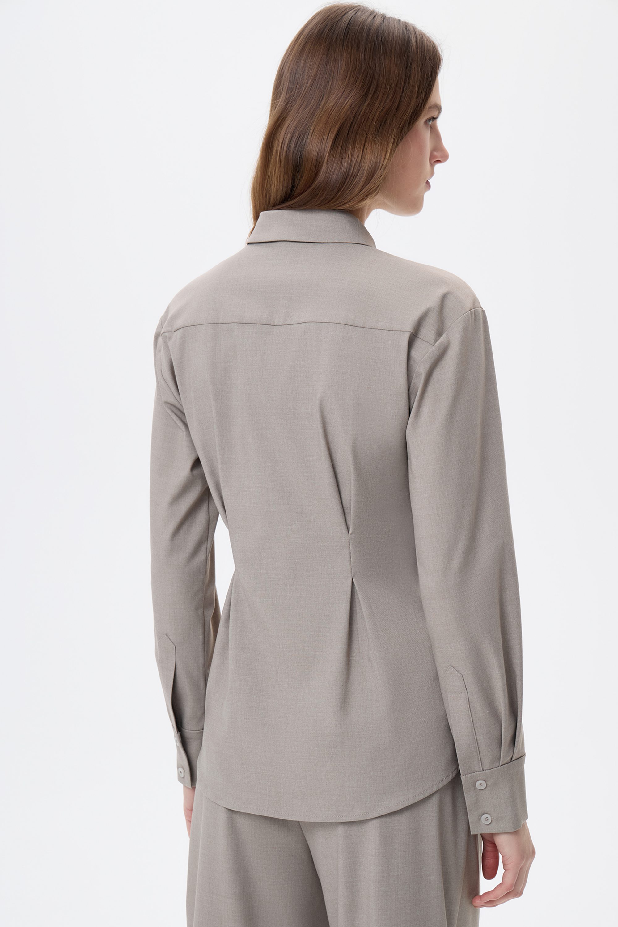 Рубашка бежевая с защипами