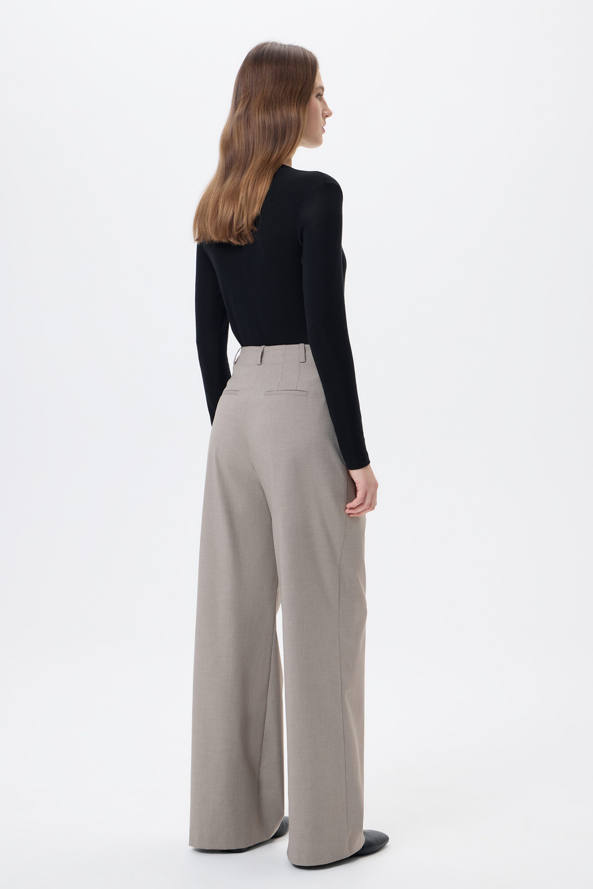 Брюки бежевые с защипами свободного силуэта