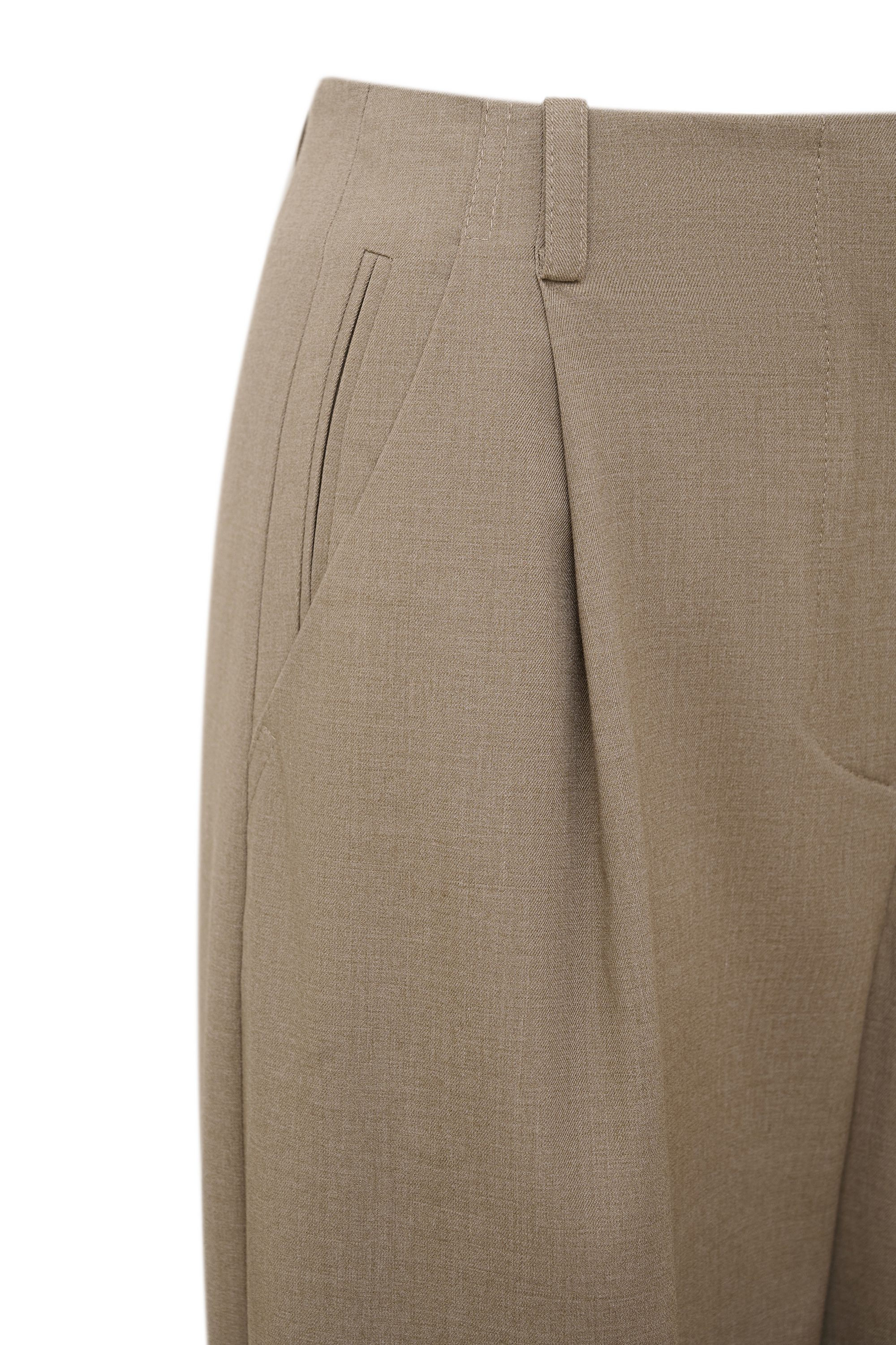 Брюки бежевые с защипами свободного силуэта