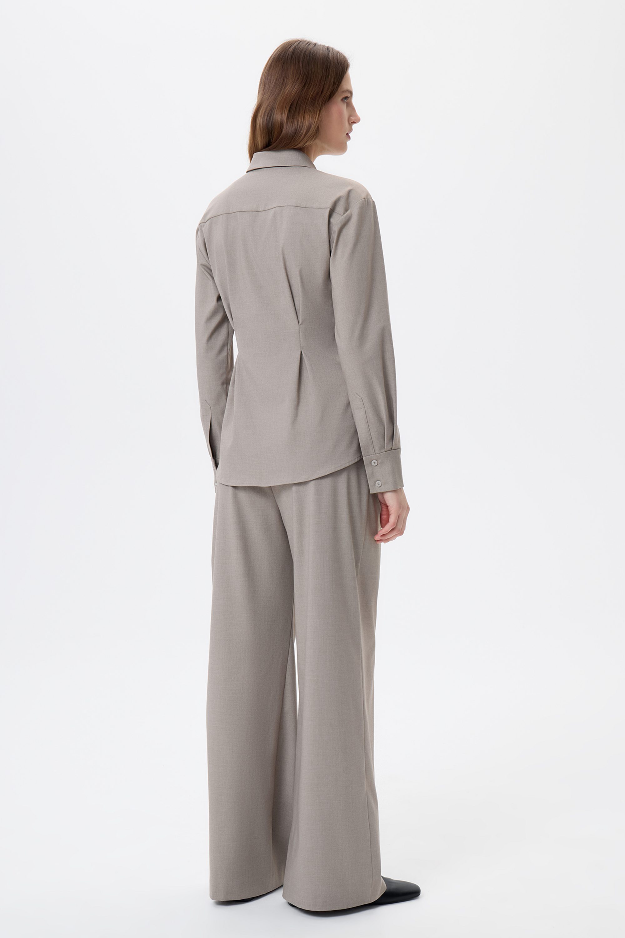 Рубашка бежевая с защипами