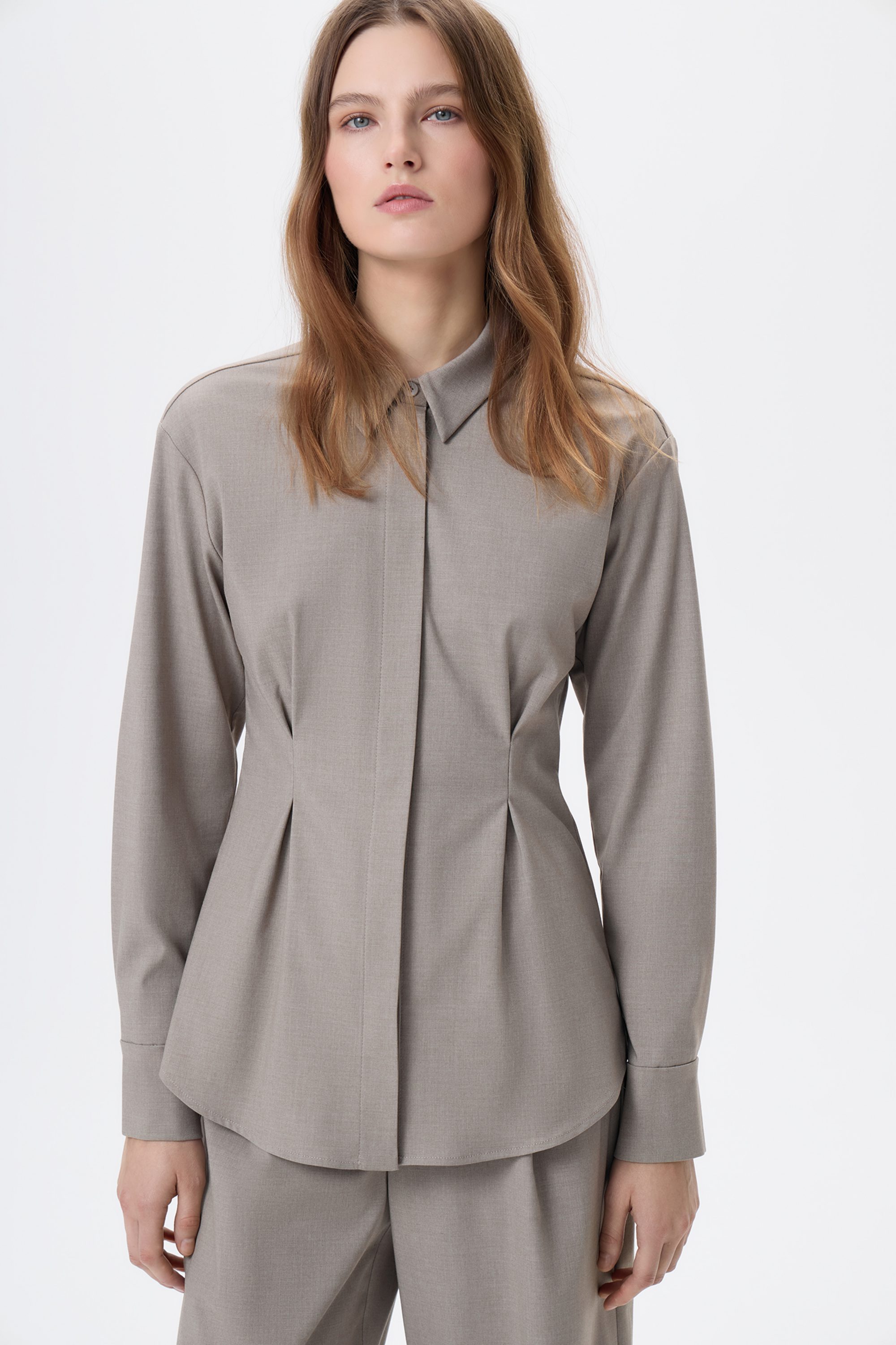 Рубашка бежевая с защипами