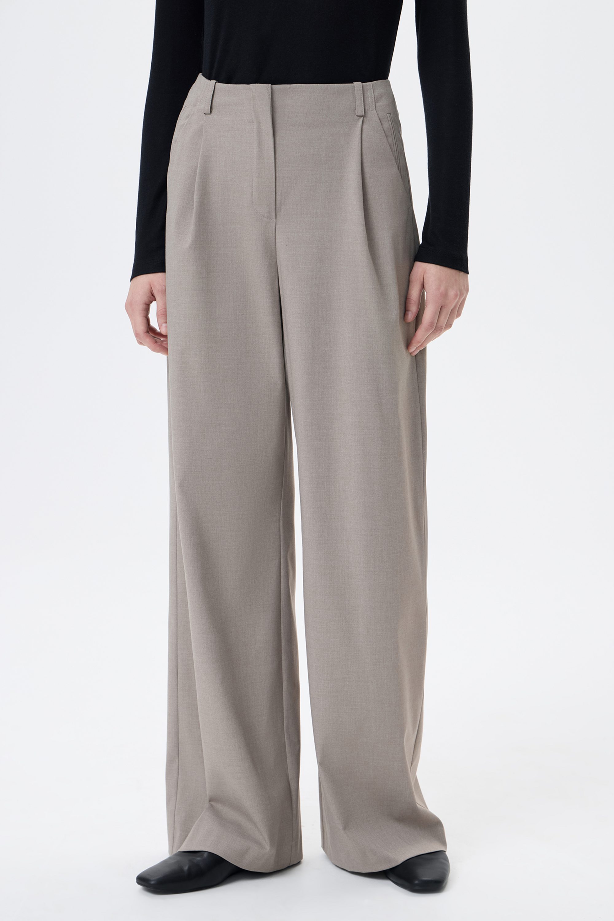 Брюки бежевые с защипами свободного силуэта