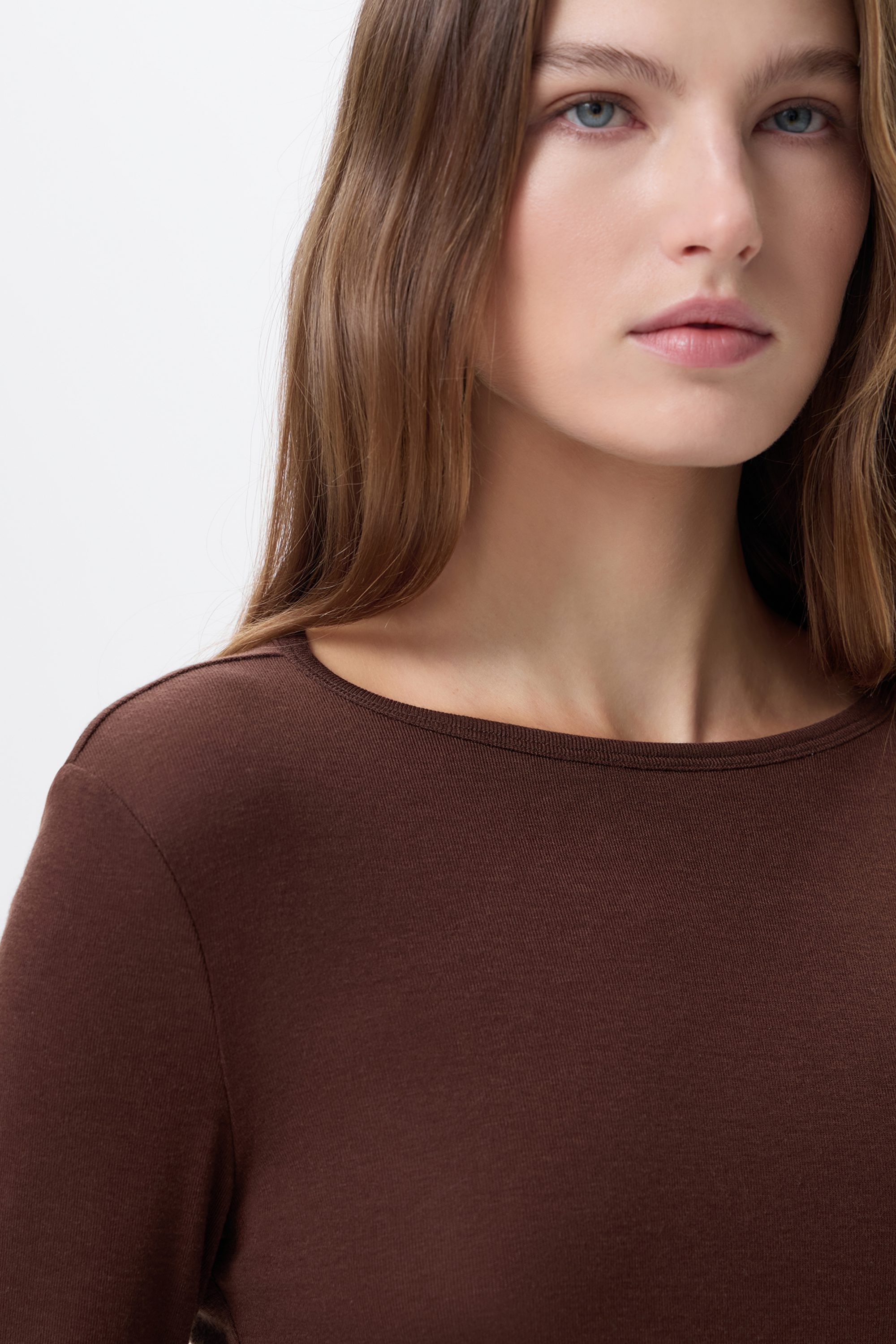 Лонгслив шоколадный из тонкого трикотажа с добавлением шерсти