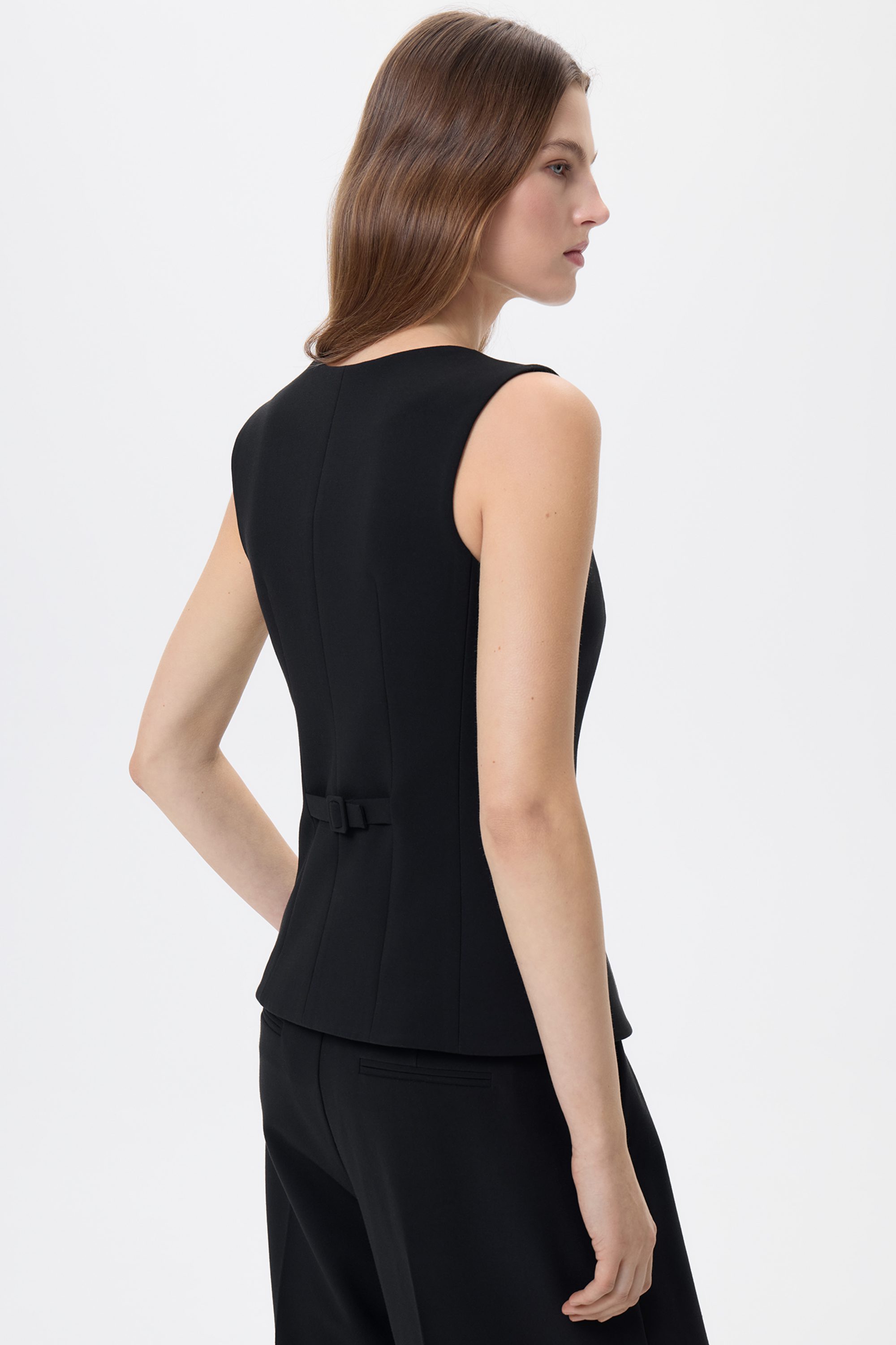 Жилет приталенный черный