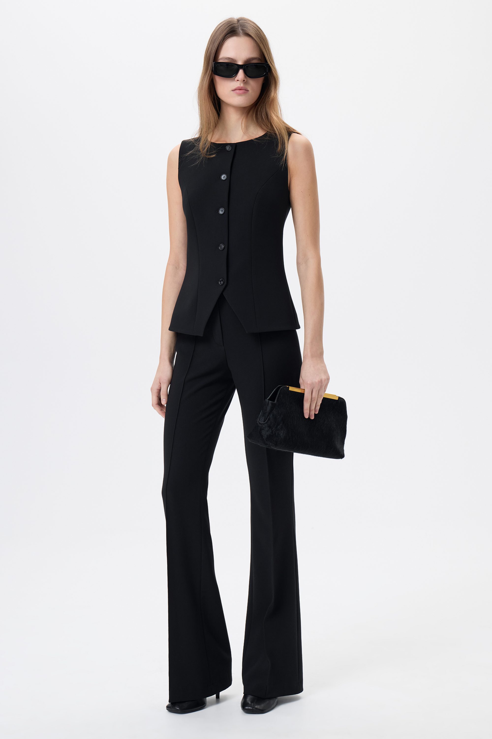Жилет приталенный черный
