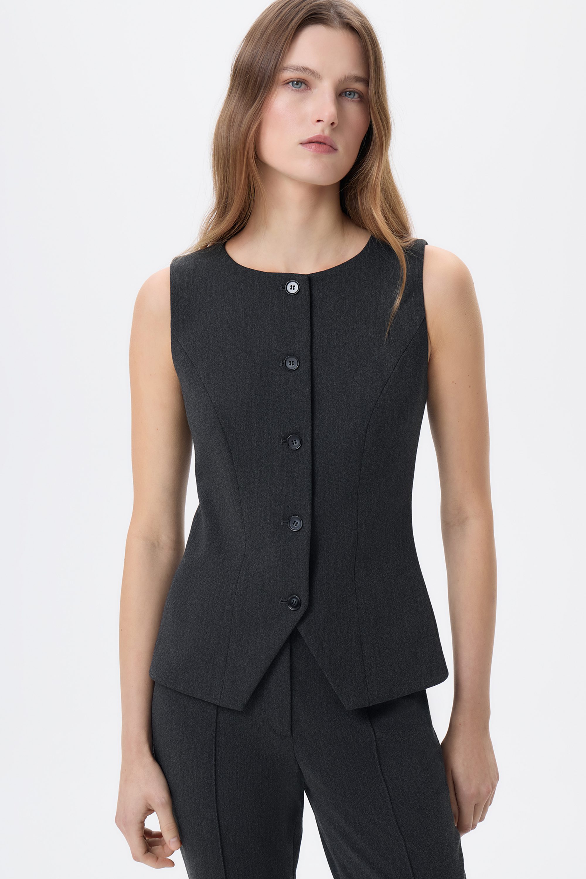 Жилет приталенный серый