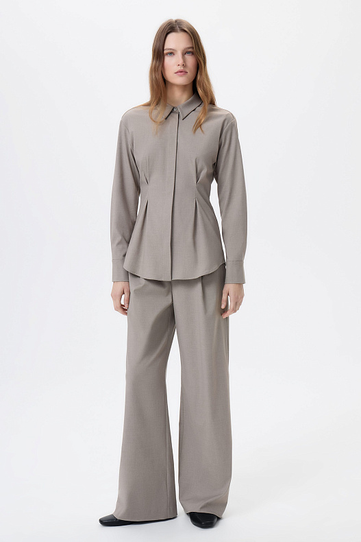 Рубашка бежевая с защипами