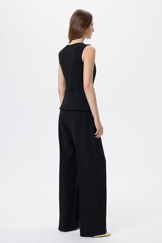 Жилет приталенный черный